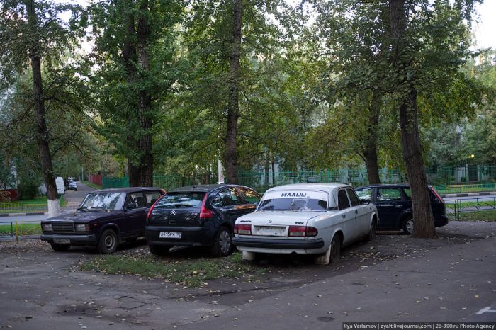Парковка в московских дворах (19 фото)