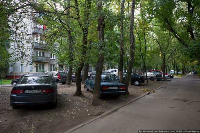 Парковка в московских дворах (19 фото)