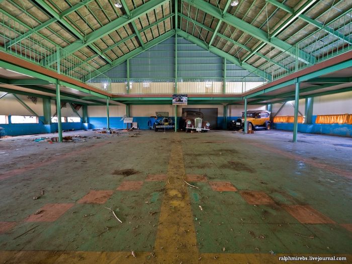 Заброшенный автомузей в Японии (36 фото)