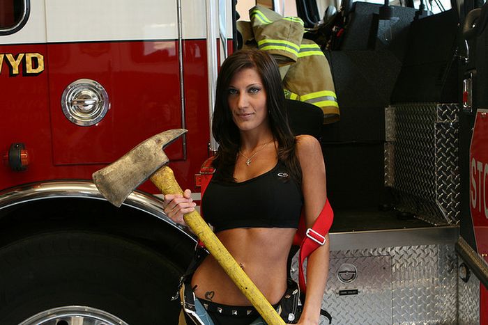 Девушки-пожарные (48 фото)