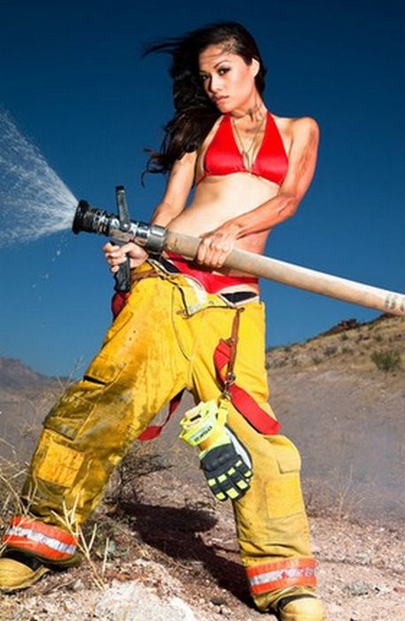 Девушки-пожарные (48 фото)
