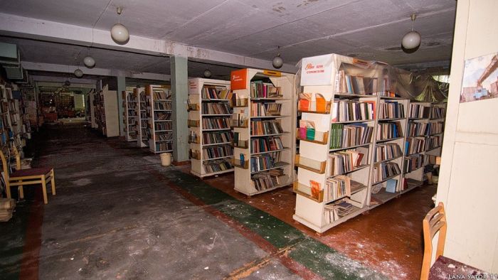 Заброшенная библиотека (41 фото)