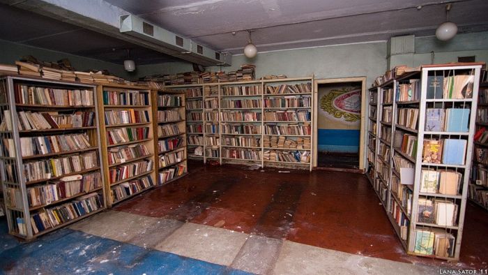 Заброшенная библиотека (41 фото)