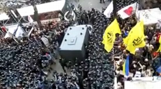 Юлию Тимощенко вывозили из здания суда на броневике (видео)