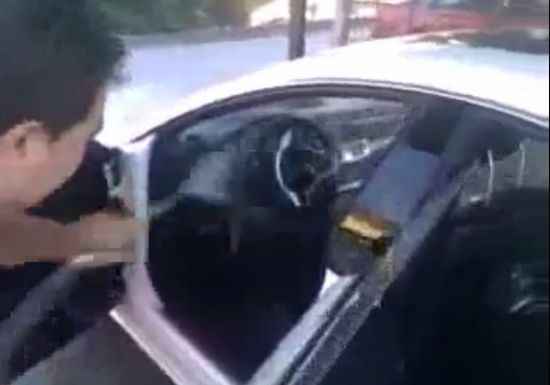 Автомойщик-болван почистил салон Мерседеса (видео)