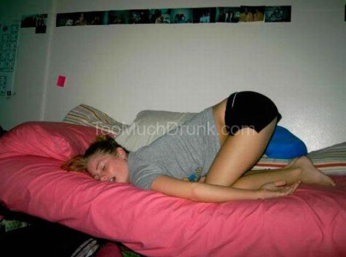 Пьяная женщина спит на диване | Премиум Фото