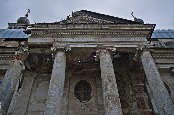 Заброшенная церковь Казанской Божией Матери (16 фото)