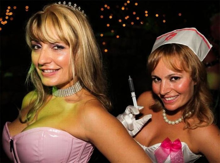 Девушки с Хэллоуин вечеринок в Playboy (102 фото)