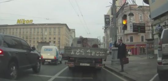 Как перейти дорогу (видео)