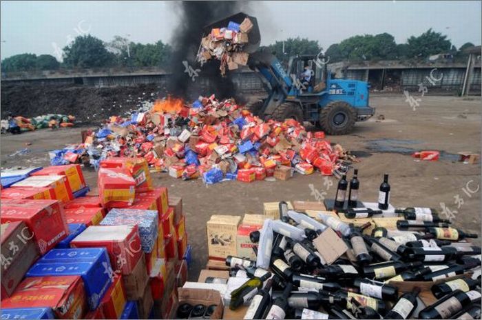 Уничтожение поддельной продукции в Китае (15 фото)