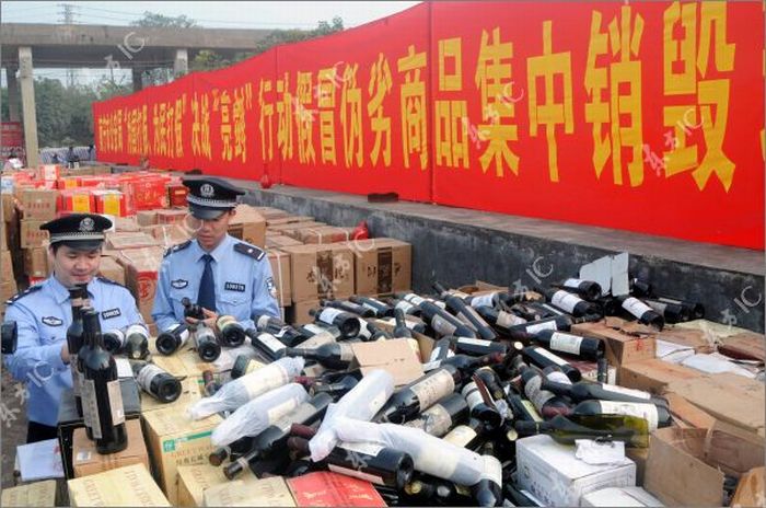 Уничтожение поддельной продукции в Китае (15 фото)