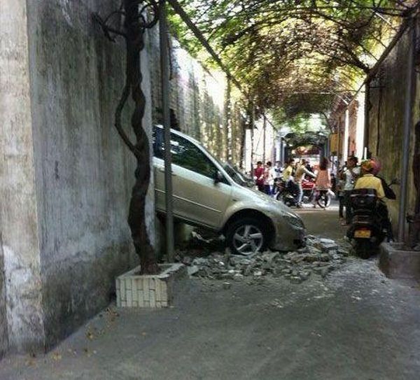 Жесткий способ припарковаться (6 фото)