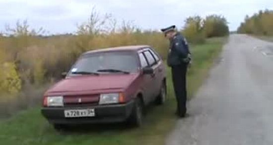 Пьяная женщина-водитель и полицейский (видео)