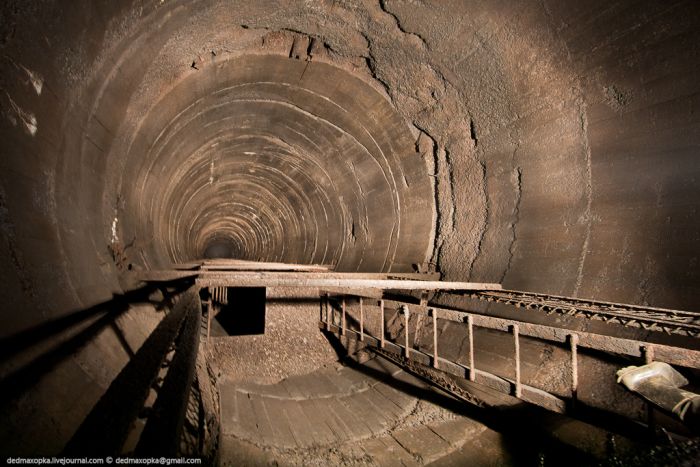 Брошенная железнодорожная шахта (25 фото)