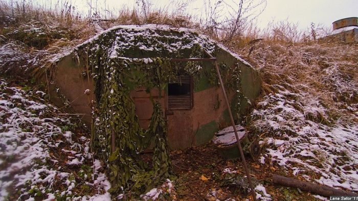 Забытый военный бункер (85 фото)