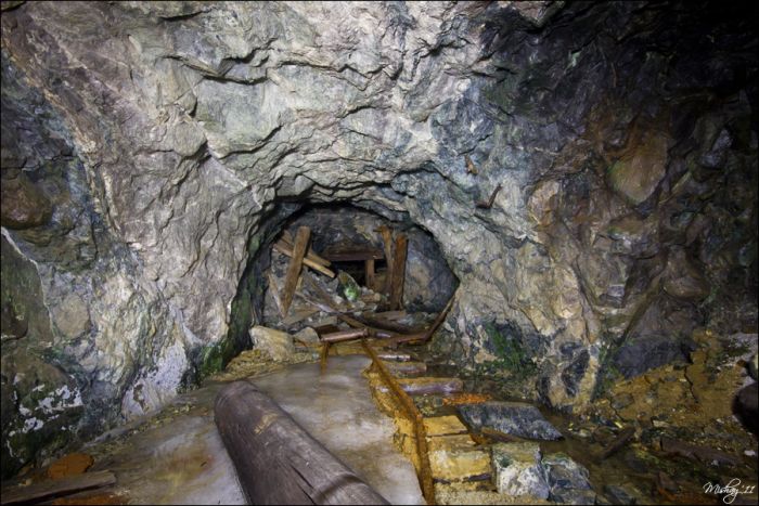 Заброшенная шахта (51 фото)