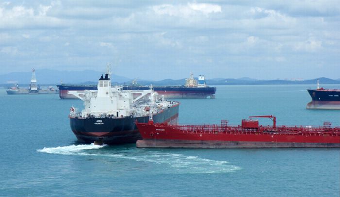 В Сингапуре чуть не столкнулись два танкеры (4 фото)