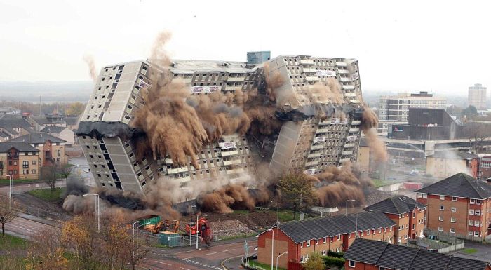 Разрушение дома в Шотландии (5 фото + видео)