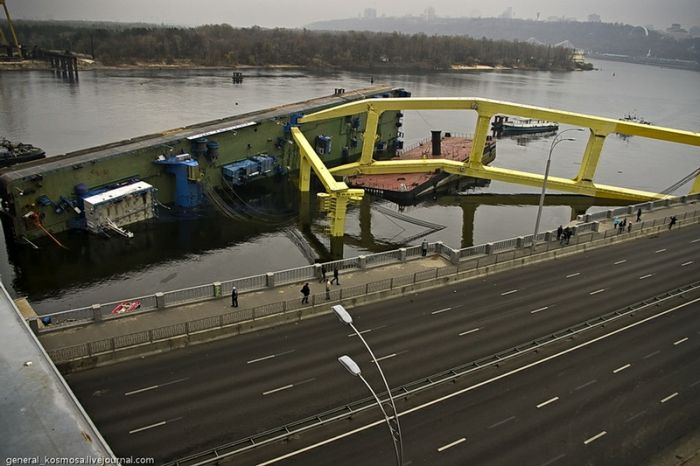 В Киеве в реку рухнул кран (53 фото + видео)