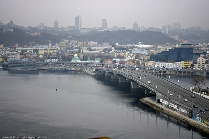 В Киеве в реку рухнул кран (53 фото + видео)