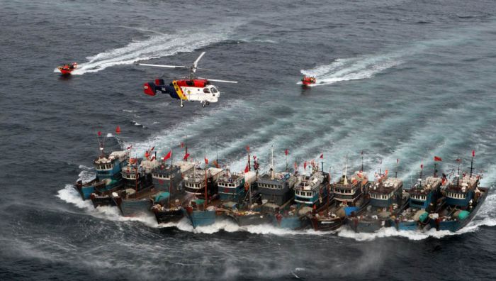Китайские рыбаки уходят от погони (4 фото)