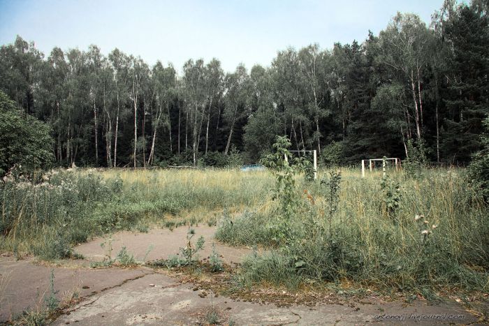 Заброшенный летний лагерь "Орленок" (31 фото)