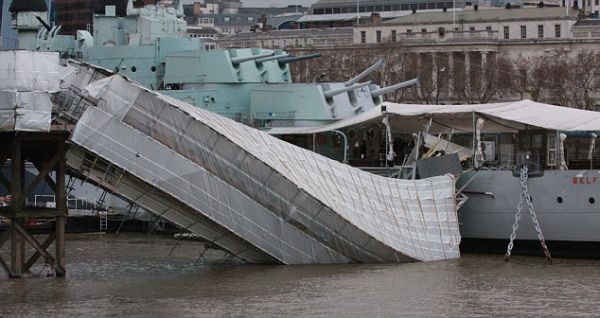 Происшествие на реке Темза (10 фото)
