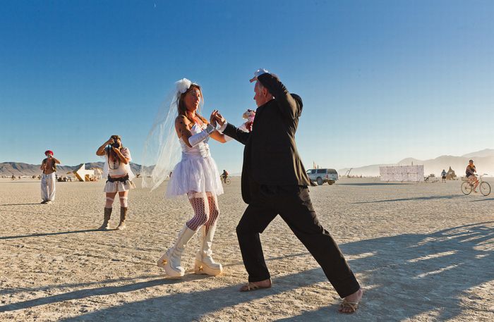 Свадьба на фестивале Burning Man (20 фото)