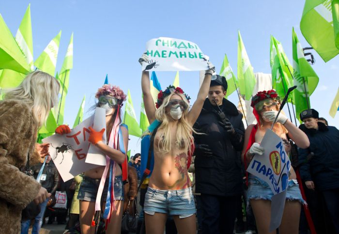 FEMEN провели две скандальные акции (35 фото + 2 видео)