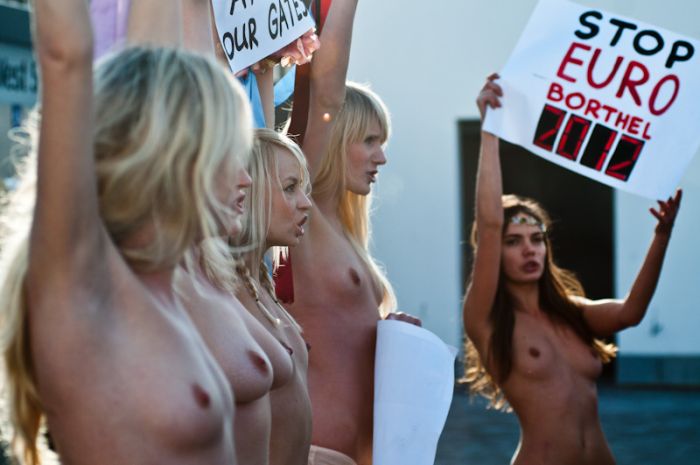 FEMEN провели две скандальные акции (35 фото + 2 видео)
