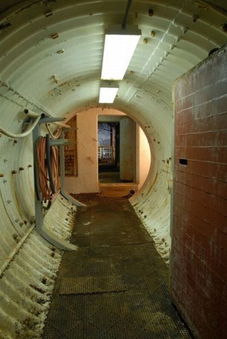 Оружейное хранилище переоборудовано в бункер (17 фото)