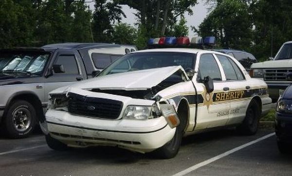 Разбитые полицейские машины. Пазьмтая Полицейская машина США. Разбитые машины полиции США. Разбитая Полицейская машина.