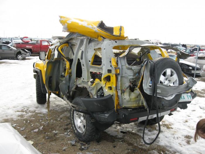 Автомобиль после взрыва (7 фото)