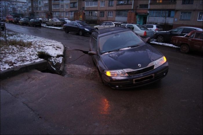 Провал асфальта в Пскове (11 фото)