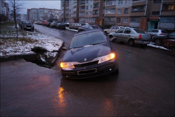 Провал асфальта в Пскове (11 фото)