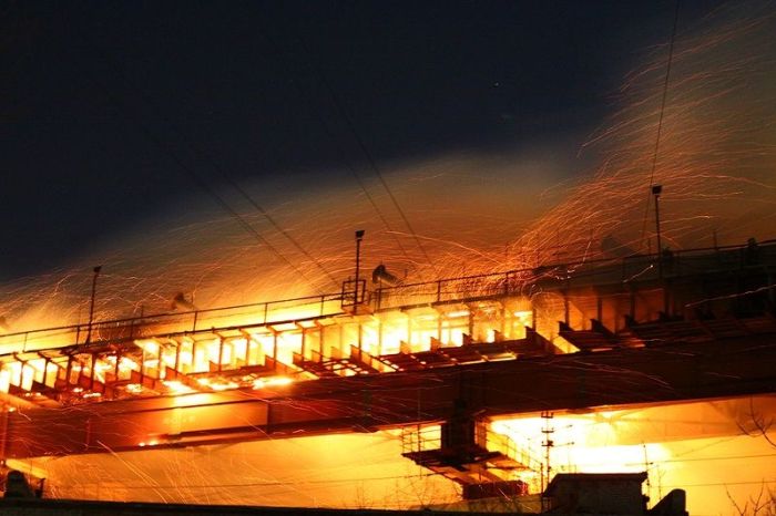 Сильнейший пожар на мосту во Владивостоке (64 фото)