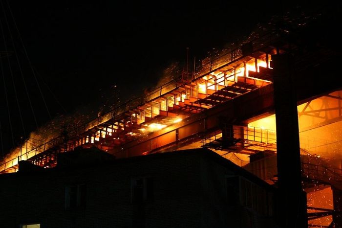 Сильнейший пожар на мосту во Владивостоке (64 фото)