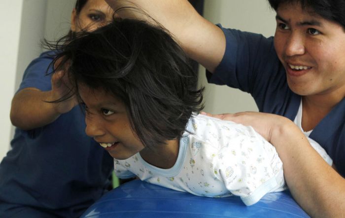 Неунывающая девочка - инвалид из Перу (9 фото + видео)