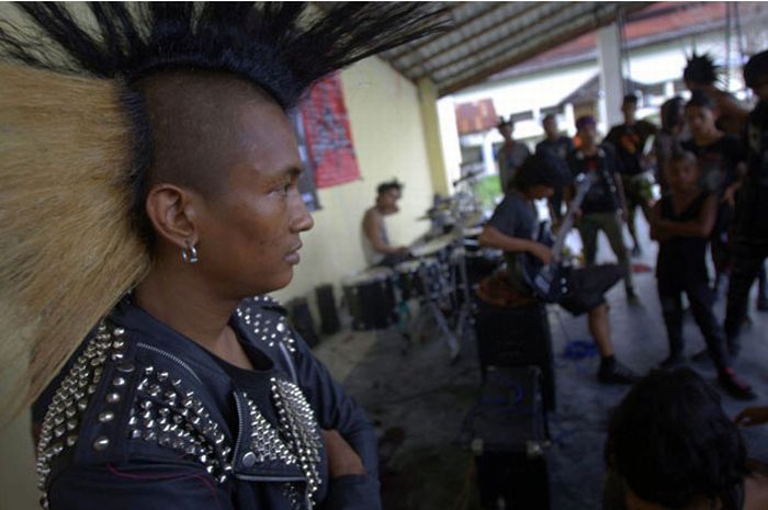 В Индонезии подстригли панков (15 фото)