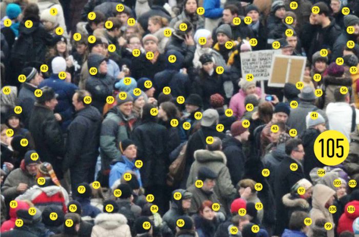 Сколько людей в толпе (2 фото)