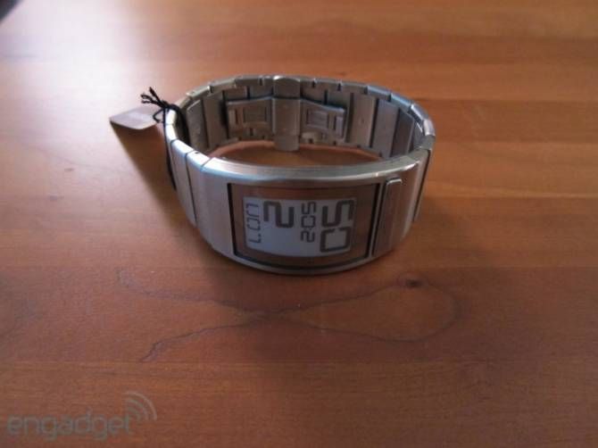 Уникальные часы на электронных чернилах и микроэлектромагнитном механизме (35 фото + 3 видео)