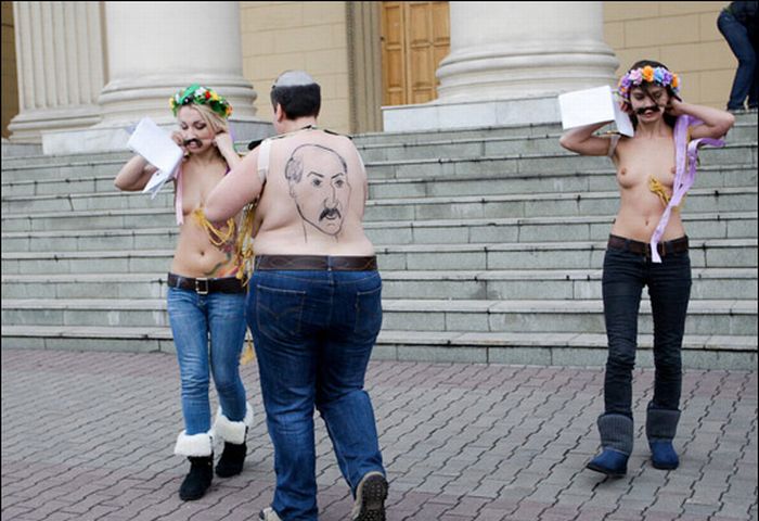 Активистки «FEMEN» уронили кубок Чемпионата Европы (ФОТО+ВИДЕО) | name_app