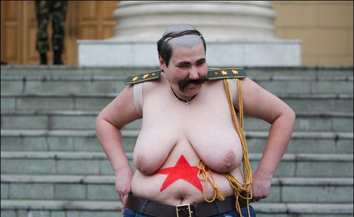 Топ акций гологрудых активисток Femen за последнее время (11 фото) (эротика) » Невседома