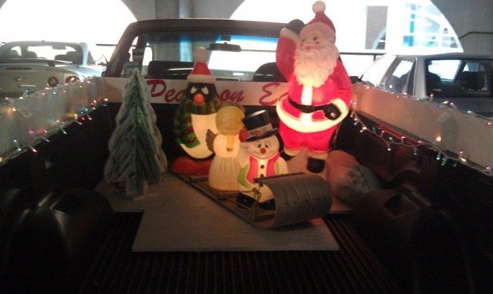 Рождественские украшения на старом авто (4 фото)