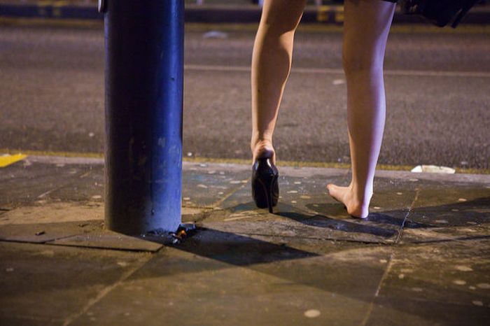 Пьяные девки на улицах. Девушка в одной туфле. Потеряла туфельку. Девушка в одной туфле по улице.