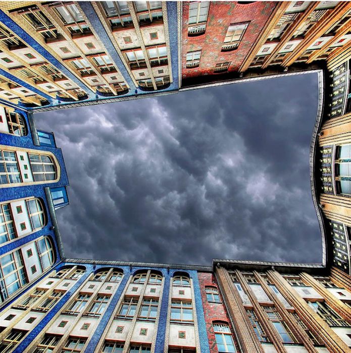 Небо в рамке от зданий (20 фото)
