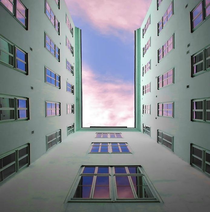 Небо в рамке от зданий (20 фото)