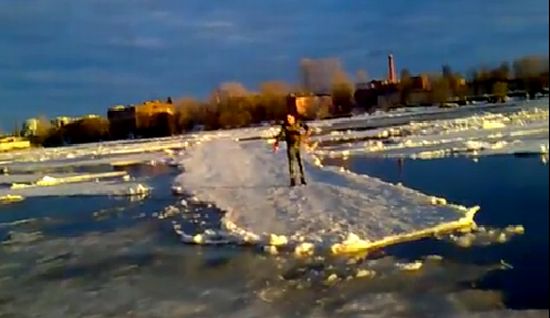 Неудачная прогулка по льду (видео)
