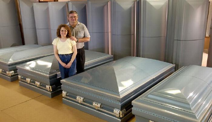 Гигантские гробы в США (11 фото)