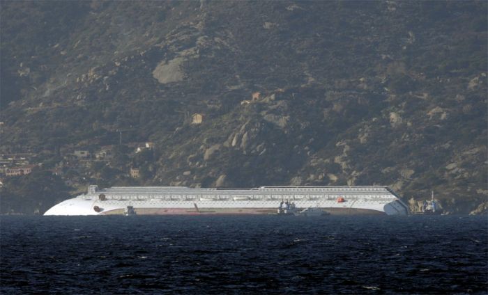 Крушение круизного судна у берегов Италии (32 фото + видео)